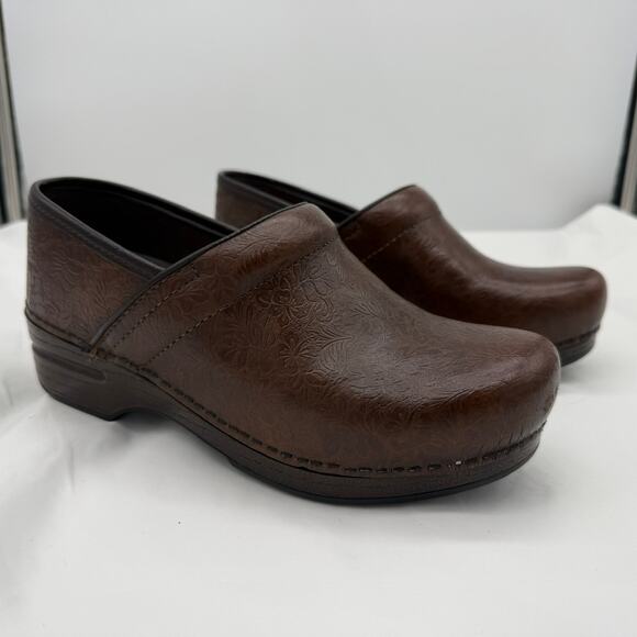 Dansko XP 2.0 Brown Embossed Leather Clogs Slip Resistant Comfort Shoes Size 38 - Picture 1 of 11